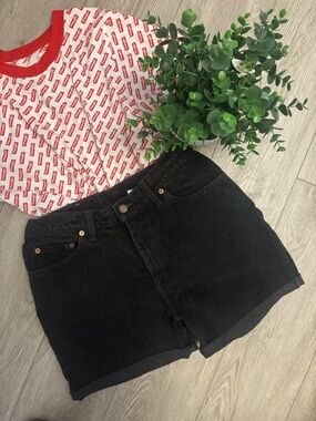 Black Vintage Levi’s Women's Denim Shorts - Classic High-Rise